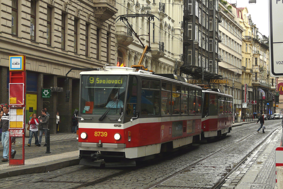 07. August 2010, Prag im Dauerregen. Ein Zug des Typs T6A5 kreuzt den Wenzelsplatz. 