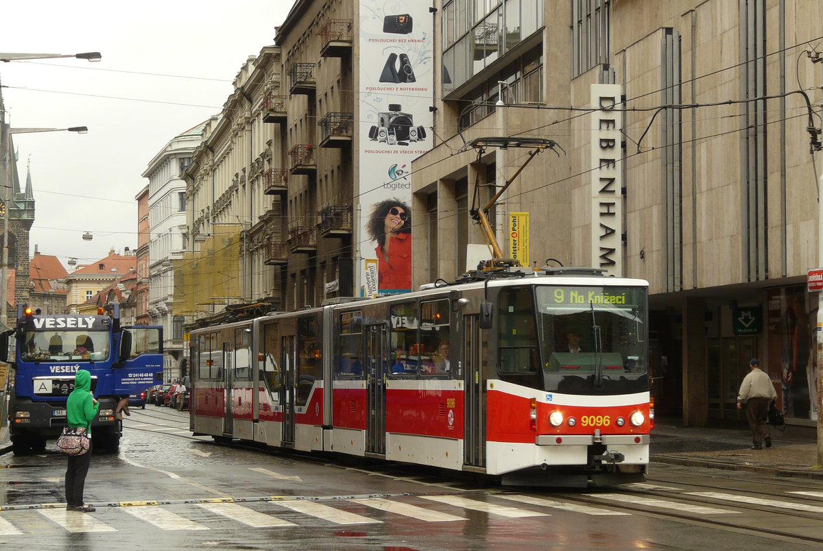 07. August 2010, Prag im Dauerregen. Die Straßenbahn kreuzt den Wenzelsplatz. Im Rahmen einer grundlegenden Modernisierung wurde in den Jahren 2005 bis 2015 alle Triebwagen der Baureihe KT8D5 umgebaut. Der Mittelteil (C-Teil) erhielt zwischen den Drehgestellen einen niederflurigen Boden.