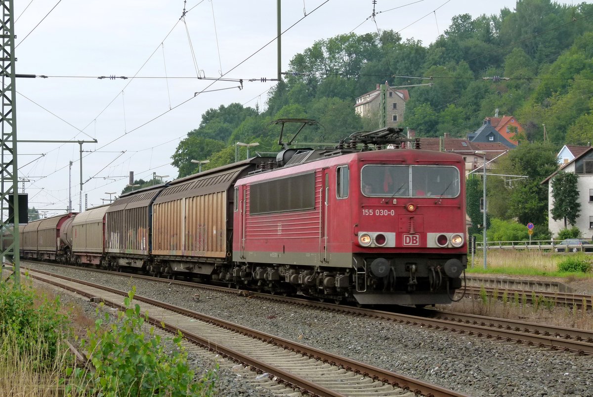 07. August 2014, Ein Güterzug mit Lok 155 030 fährt in Richtung Saalfeld durch den Bahnhof Kronach. 