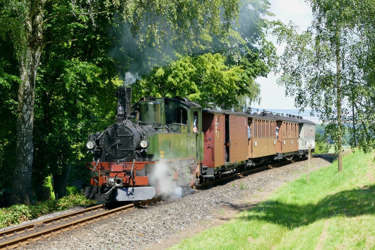 07. August 2016, An diesem Wochenende fand um Zittau die 10.Historic-Mobil statt. Der  Sachsen-Zug  mit der IVK 145 fährt in den Bahnhof Kurort Jonsdorf ein.