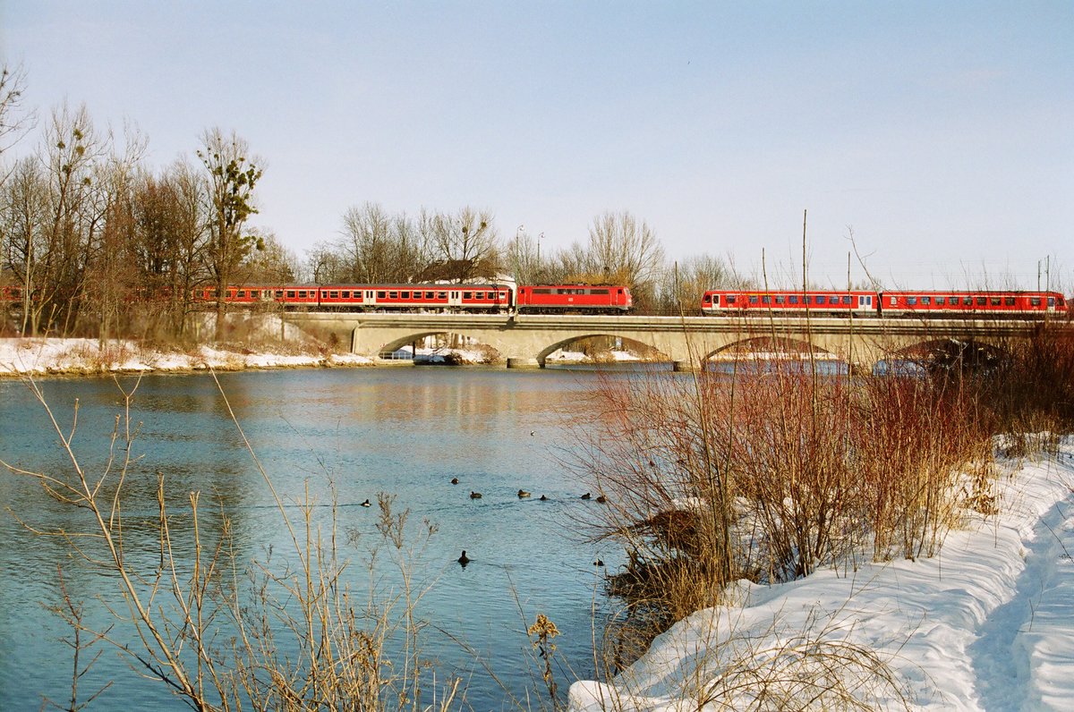 07. Februar 2004, zwei Nahverkehrszüge der DB begegnen sich auf der Saalachbrücke zwischen Freilassing und Salzburg