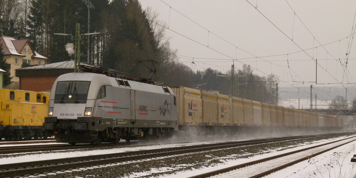 07. Februar 2012, Lok 182 602 der HUPAC fährt mit einem Ganzzug mit Innofright-Containern der Firma ZUSER-Umweltservice GmbH durch Kronach in Richtung Lichtenfels.
