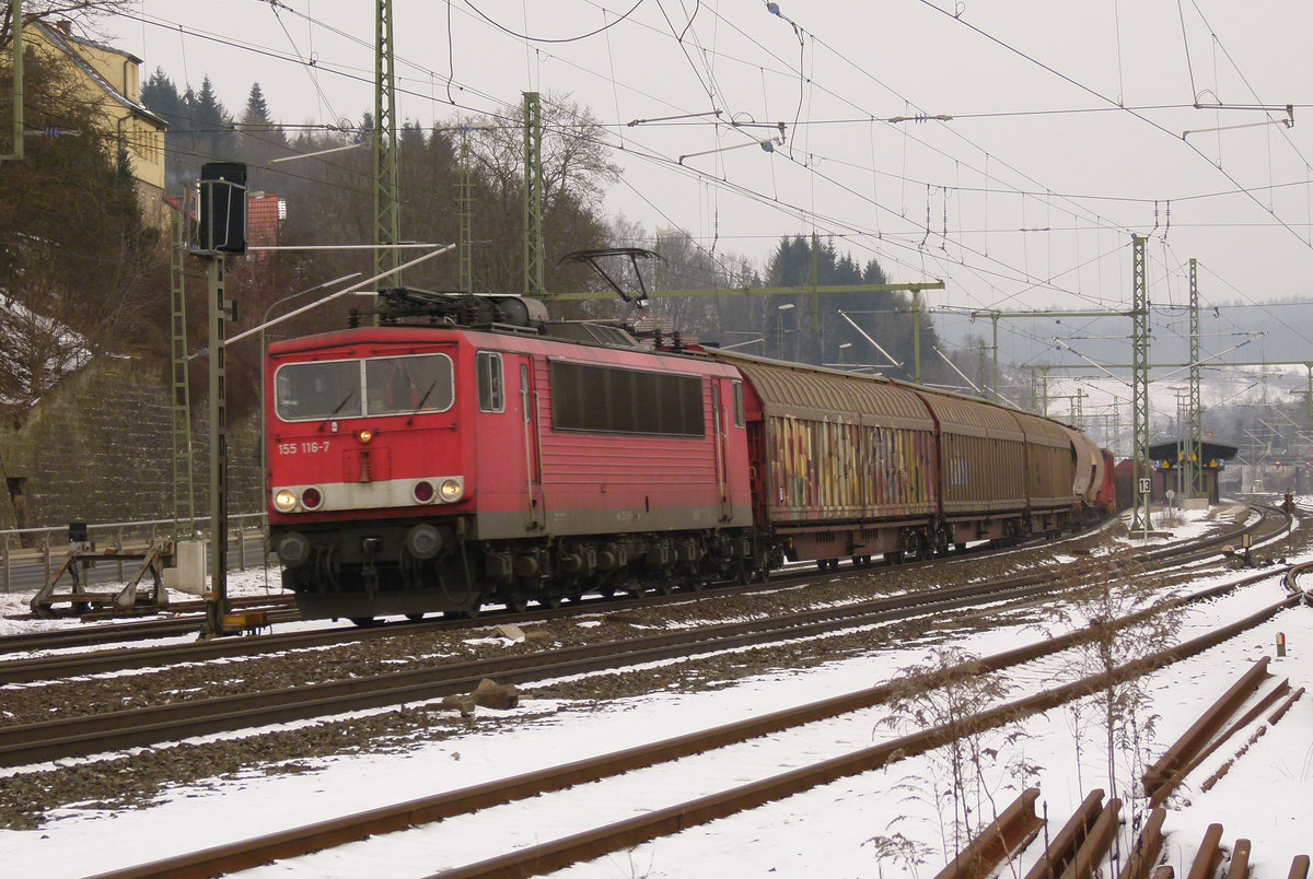 07. Februar 2012, Lok 250 116 fährt mit einem Güterzug aus Saalfeld durch den Bahnhof Kronach.