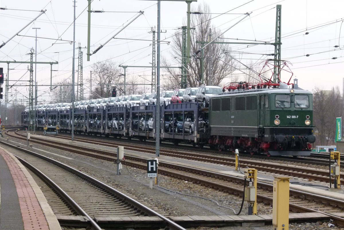 07. Februar 2014, Dresden-Hauptbahnhof: Ein Ganzzug mit fabrikneuen SKODA-PKW umfährt die Halle auf dem Außengleis. E42 001 wurde 1962 für die DR gebaut, jetzt eingestellt bei PRESS - Eisenbahnbau- und Betriebsgesellschaft Pressnitztalbahn mbH, Jöhstadt.