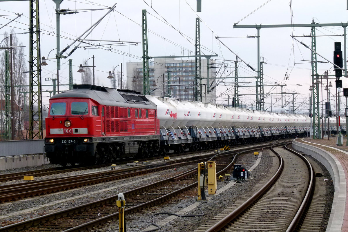 07. Februar 2014, Ein Behälterwagen-Ganzzug aus Tschechien fährt durch den Dresdner Hauptbahnhof. Die 132 127 wurde am 03.12.1974 an die DR ausgeliefert. 2002 erhielt sie bei der DB Fahrzeuginstandhaltung GmbH, Werk Cottbus, einen Kolomna Dieselmotor 12D49M, danach wurde sie am 23.05.2002 in 233 127 umgezeichnet. 