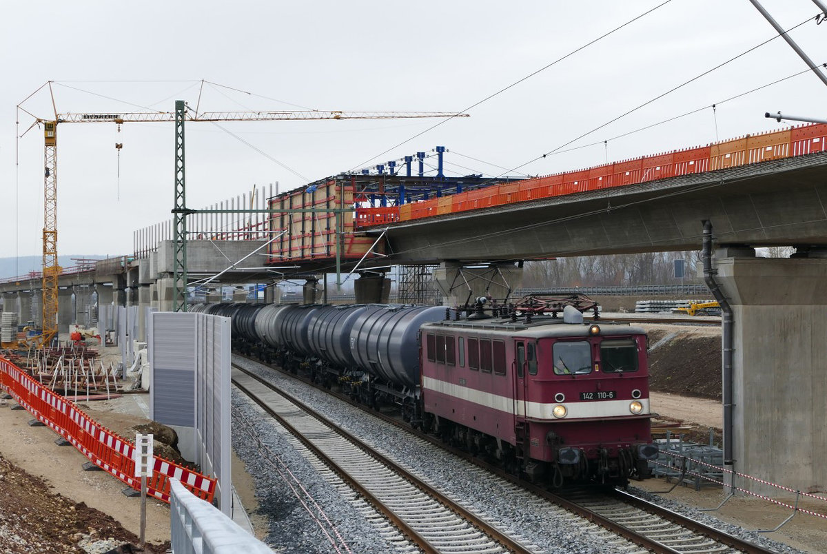 07. Februar 2017, Die ehemalige DR-E-Lok 142 110 passiert die Baustelle der Einbindung der Neubaustrecke Ebensfeld-Erfurt in die Ausbaustrecke Nürnberg-Ebensfeld bei Unteroberndorf. Die Lok läuft nach einer bewegten Verkaufs- und Vermietungsgeschichte jetzt unter der Flagge der Erfurter Bahnservice Gesellschaft mbH Erfurt. 