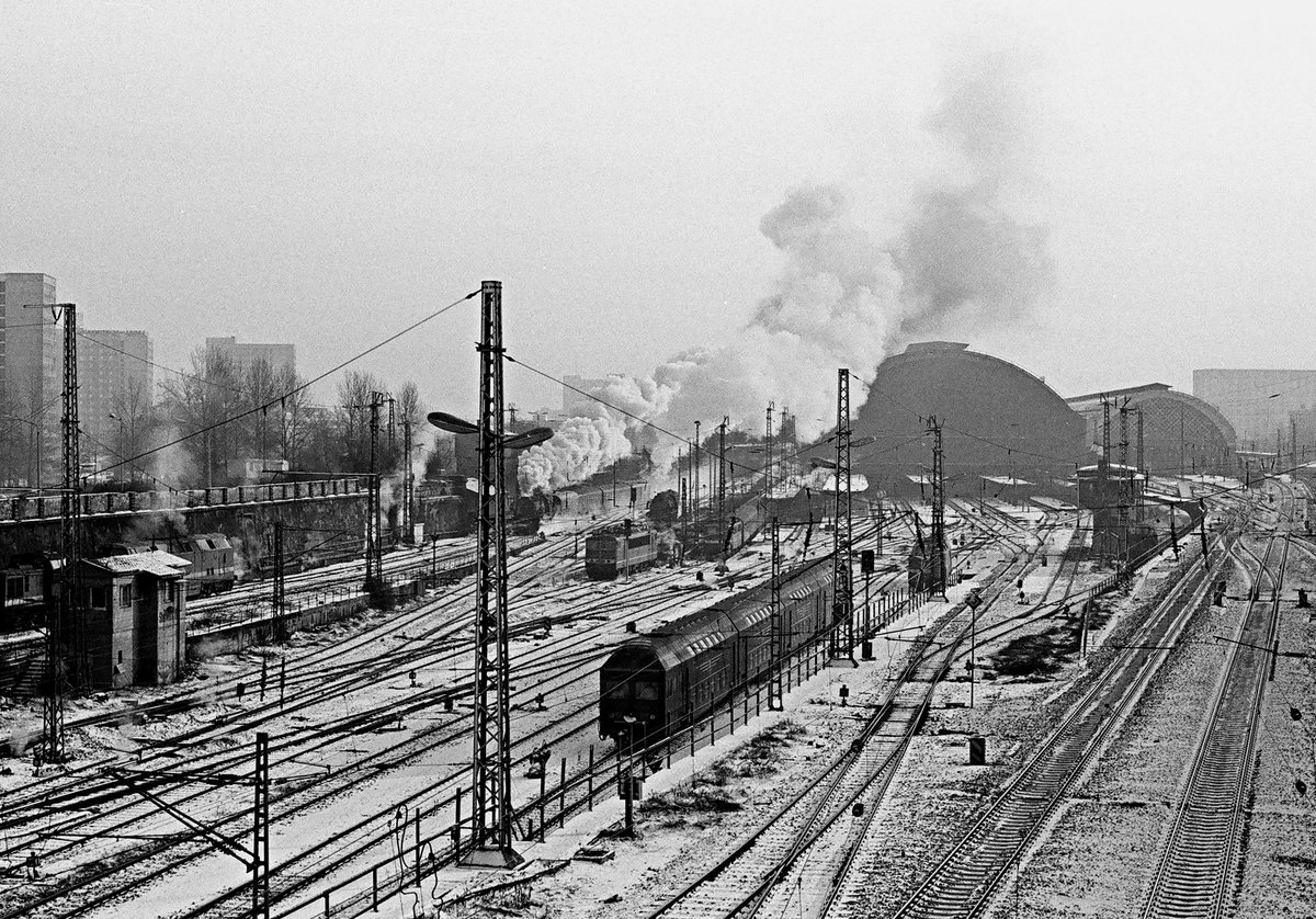 07. Januar 1982,	Hauptbahnhof Dresden, westliches Vorfeld. Die karge Schneedecke lässt die Gleise deutlich hervortreten. Ganz links fährt P 4856 nach Straßgräbchen-Bernsdorf mit der planmäßig eingesetzten 52 aus. Die rechts daneben sichtbare Lok ist eine Heizlok.
