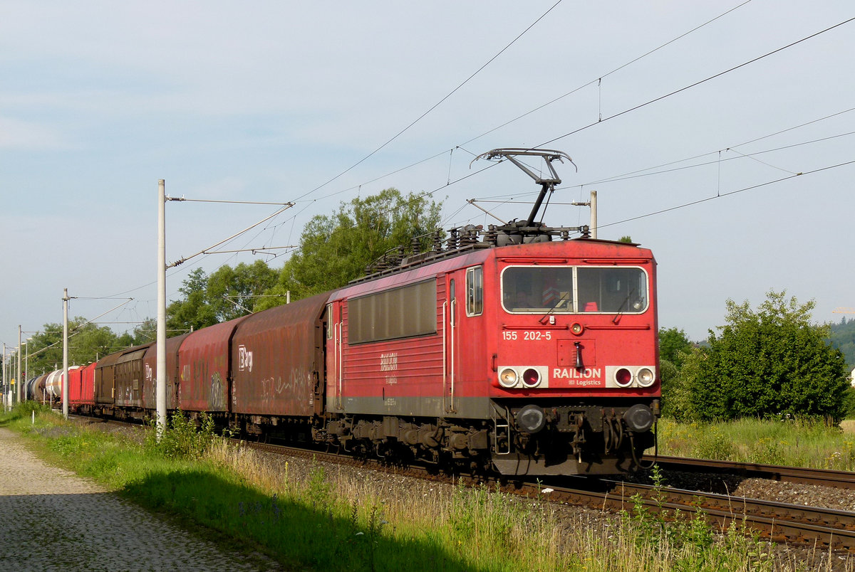 07. Juli 2011, Ein Güterzug in Richtung Saalfeld, gezogen von Lok 155 202, fährt durch den Haltepunkt Küps.