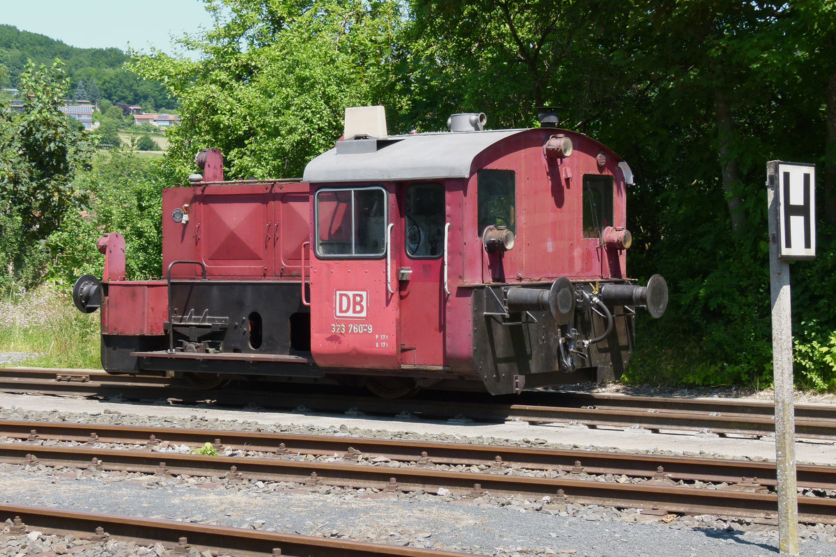 07. Juli 2013, In Fladungen fand das  Fladungen classics , ein Oldtimer-Treffen mit dem Thema der  Wirtschaftswunder-Zeit  statt. Auf dem Bahnhof steht diese Kö. Sie wurde von Gmeinder 1960 an die DB ausgeliefert und als Köf 6560 bezeichnet. 