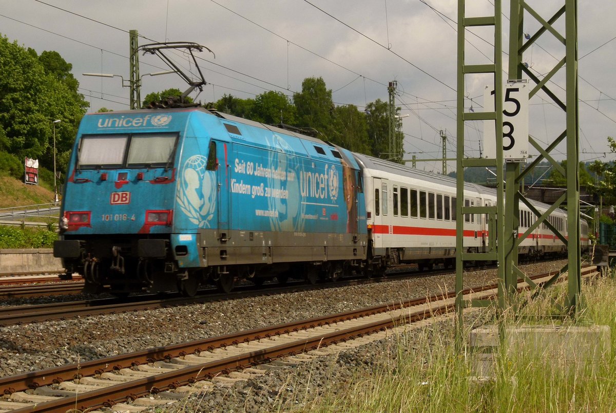 07. Juni 2011, ICE 2208 München - Berlin  passiert den Bahnhof Kronach und strebt der Steigung über den Frankenwald zu. Zuglok ist 101 034, 101 016 mit UNICEF-Werbung schiebt nach.