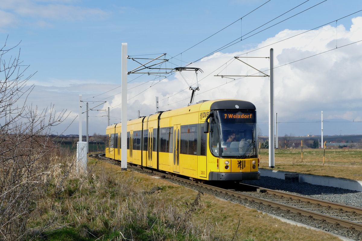07. März 2016, Straßenbahn Dresden, Allein auf weiter Flur am Endpunkt in Pennrich. Tw des in Bautzen gebauten Typs NGT12DD. Die 5-teiligen Züge mit den 28er Nummern besitzen in den langen Wagenteilen 2 zweiachsige Drehgestelle. Die kurzen Teile sind dazwischen gehängt.