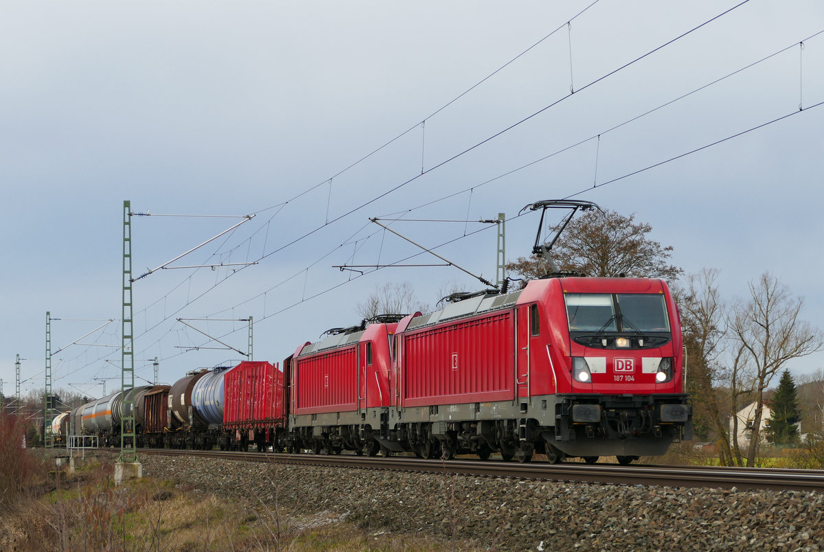 07. März 2019, Ein Güterzug fährt vor Küps auf dem  falschen Gleis  in Richtung Saalfeld. Zuglok ist 187 104 dahinter läuft 187 100.