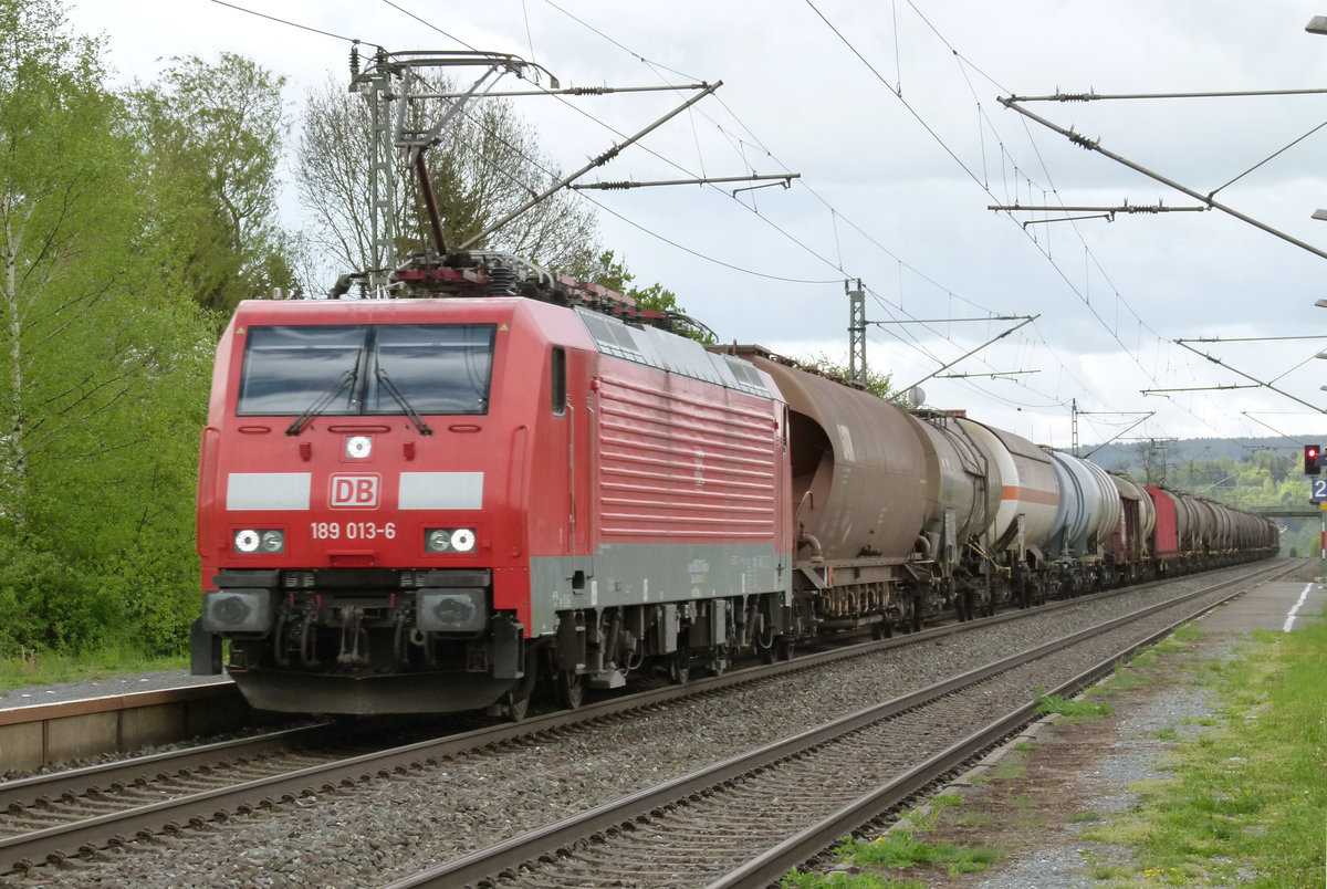 07. Mai 2015, Trotz des aktuellen Lokführerstreiks fährt Lok 189 013 mit einem sehr langen Güterzug bei Gundelsdorf in Richtung Saalfeld.