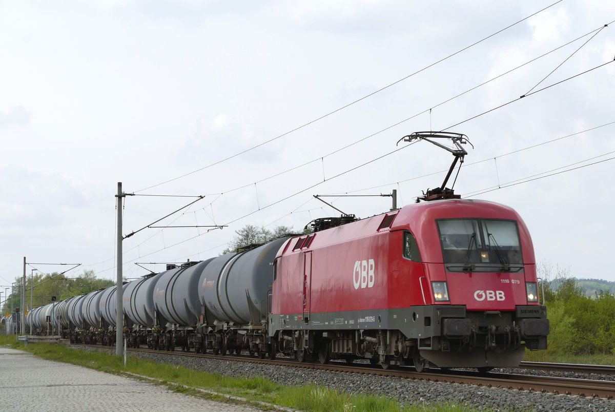 07. Mai 2019, Lok 1116 079 der ÖBB fährt mit einem Kesselwagenzug durch den Haltepunkt Küps in Richtung Kronach.