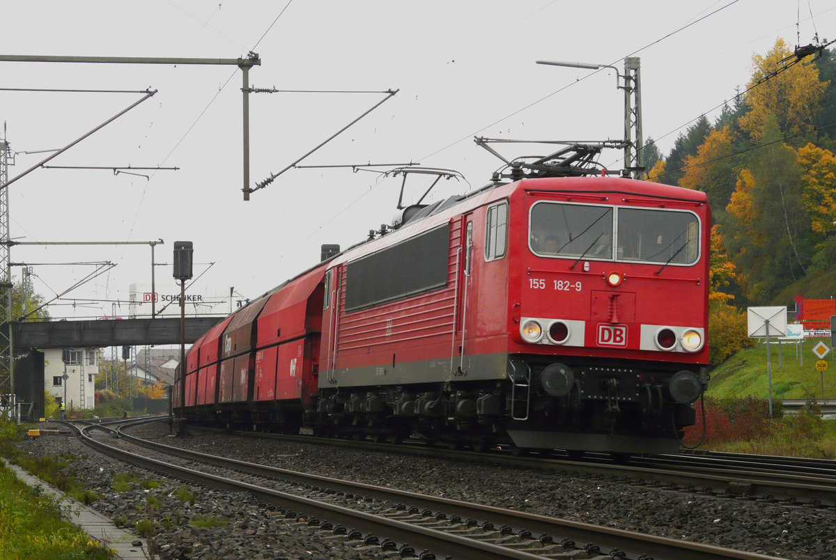 07. Oktober 2008, am 59. Jahrestag der Gründung der DDR verlässt Lok 155 182 mit einem Güterzug (ich kenne ihn unter dem Namen  Polenkohle ) den Bahnhof Kronach in Richtung Saalfeld. Bei der Einfahrt in Probstzella werden keine Grenzformalitäten zu erledigen sein!