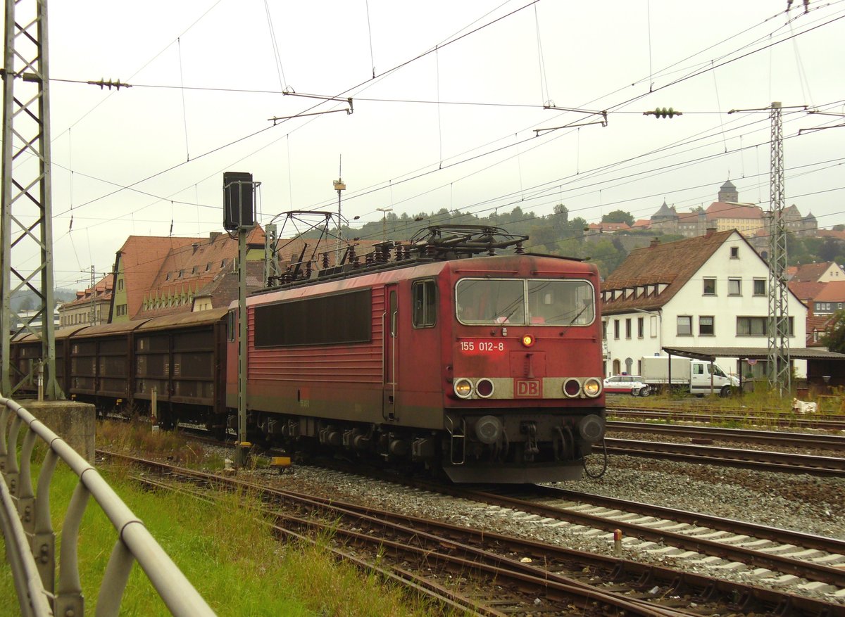07. September 2007, Lok 155 012 (Schön,dass die Nummer so gut lesbar geputzt worden ist!) befördert einen Güterzug in Richtung Lichtenfels durch den Bahnhof Kronach.