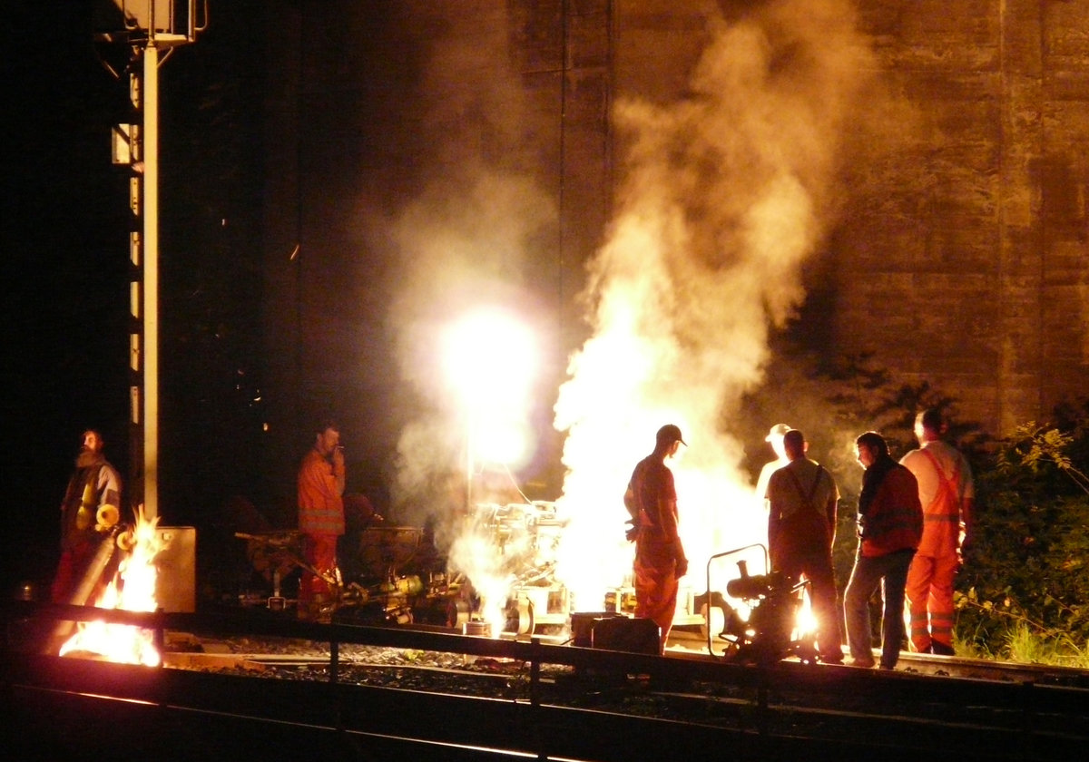 07. September 2008, Im Bahnhof Hochstadt-Marktzeuln werden die Abstellgleise erneuert. Die Schweiß- und Schleifarbeiten haben in der Nacht ihren besonderen optischen Reiz. Soeben hat die Thermit-Schweißpackung gezündet.