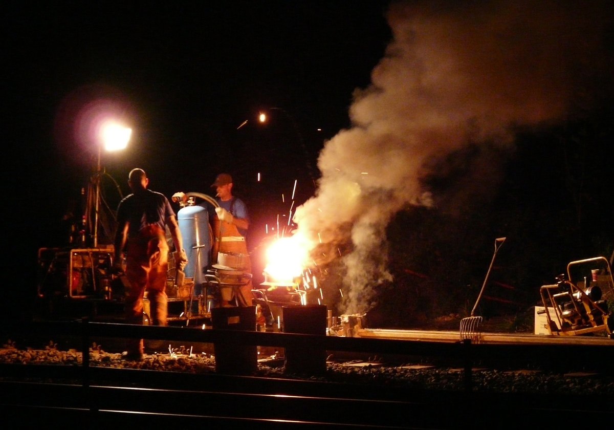 07. September 2008, Im Bahnhof Hochstadt-Marktzeuln werden die Abstellgleise erneuert. Die Schweiß- und Schleifarbeiten haben in der Nacht ihren besonderen optischen Reiz.