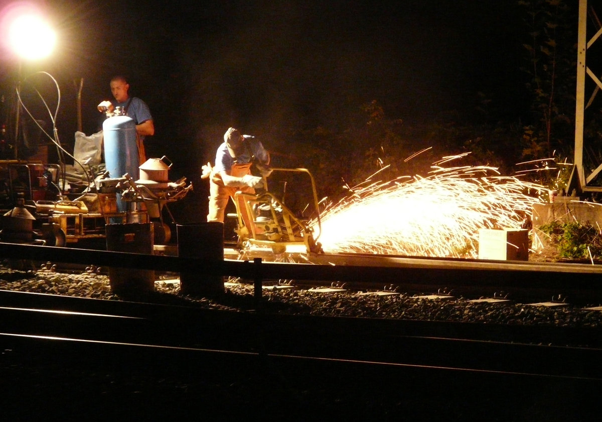 07. September 2008, Im Bahnhof Hochstadt-Marktzeuln werden die Abstellgleise erneuert. Die Schweiß- und Schleifarbeiten haben in der Nacht ihren besonderen optischen Reiz.