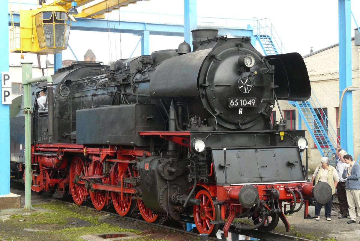07. September 2008, Im Dampflokwerk Meiningen war  Tag der offenen Tür . 65 1049 ist eine der letzten, zwischen 1954 und 1957 in Babelsberg gebauten Neubaulokomotiven der DR. Sie ist jetzt beim Bw Arnstadt beheimatet