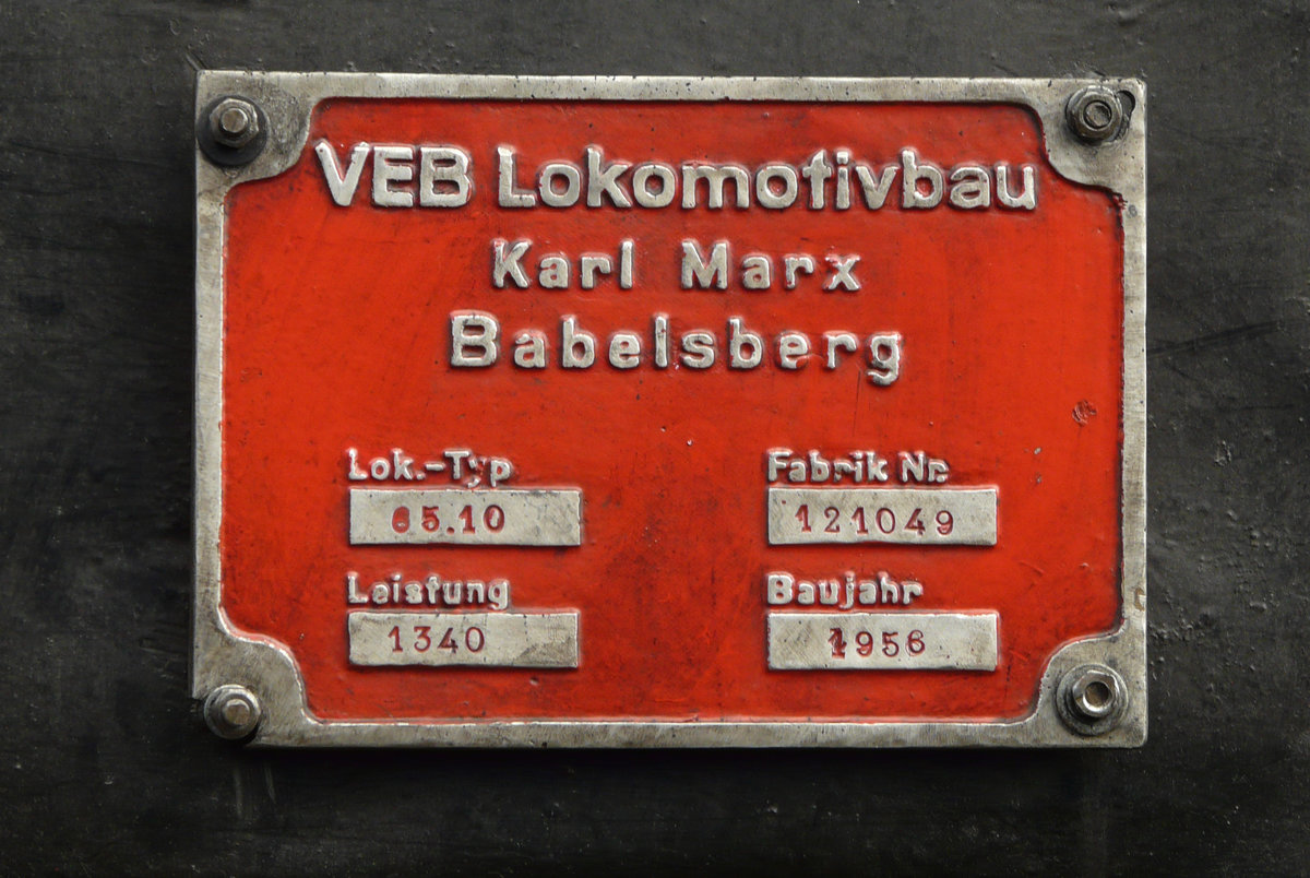07. September 2008, Im Dampflokwerk Meiningen stand Lok 65 1049, eine der letzten, zwischen 1954 und 1957 in Babelsberg gebauten Neubaulokomotiven der DR. Hier ihr Fabrikschild.