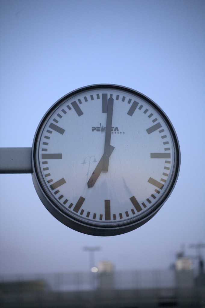 07:01 Uhr, in wenigen Minuten wird der Schlerzug in Radebeul Ost ankommen, die kurze Wartezeit reicht  aus, um die Finger klamm werden zu lassen, der erste  Tag mit leichtem Frost. 01.10.2013  Radebeul Ost.