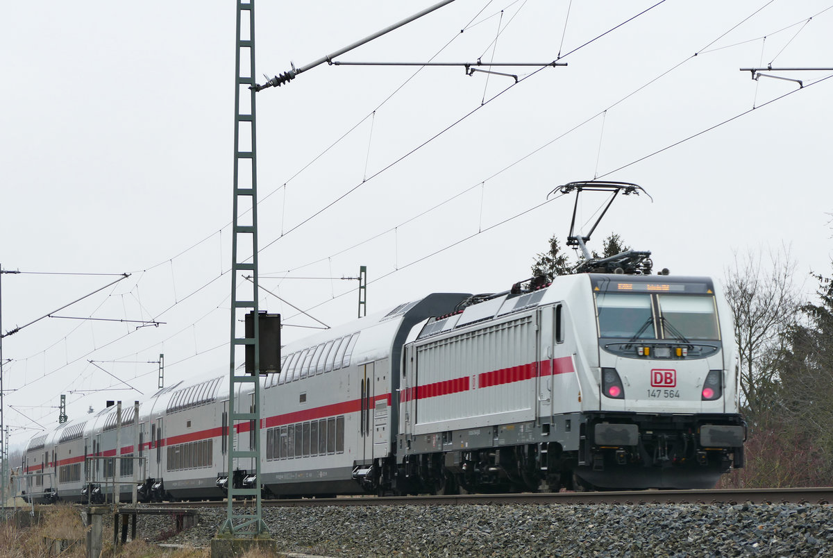 07.02.2019, IC 2063 von Karlsruhe Hbf nach Leipzig Hbf fährt durch Küps. Die Verspätung betrug heute etwa 20 Minuten. Zuglok ist 147 564