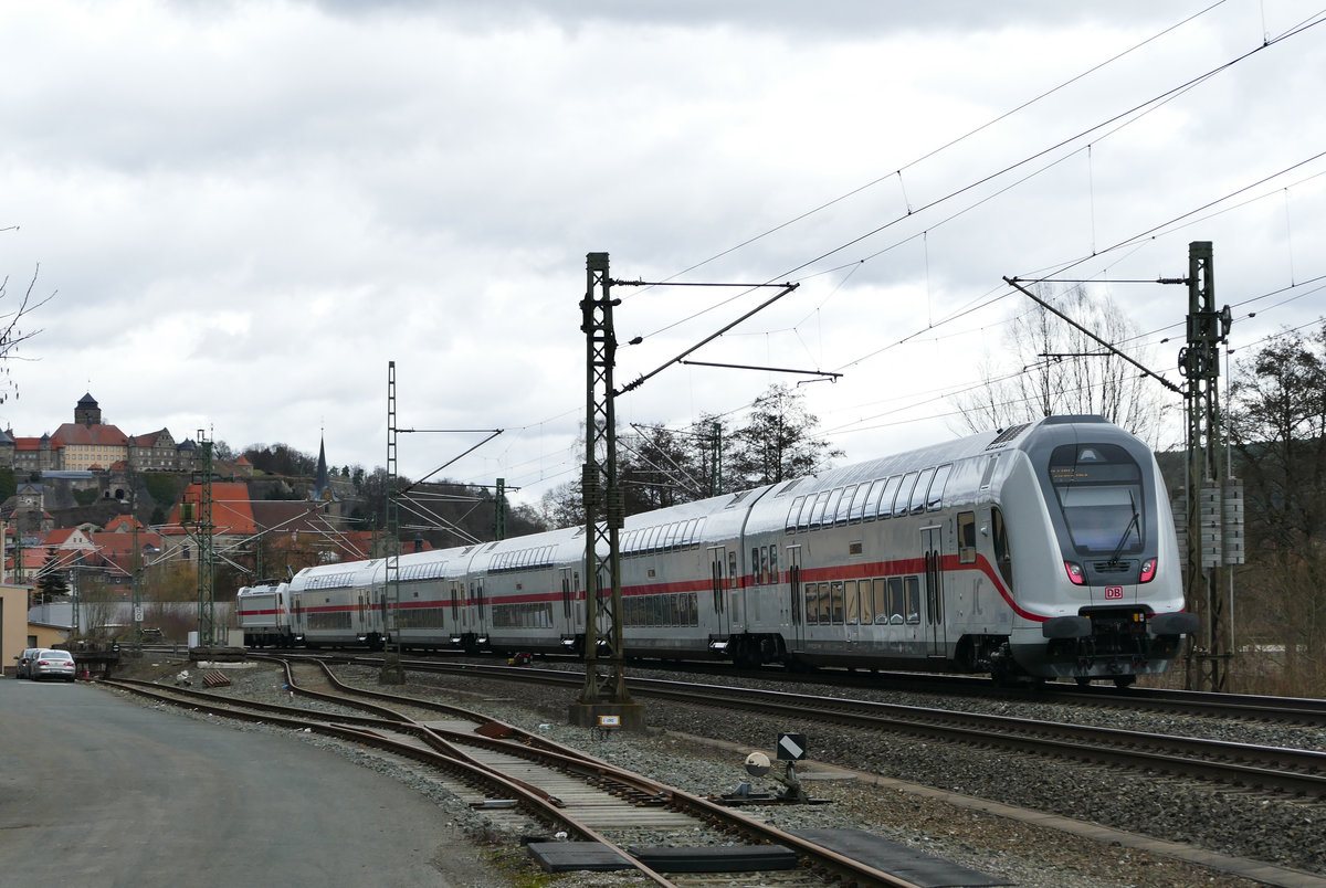 07.03.2019, IC 2063 von Karlsruhe Hbf nach Leipzig Hbf fährt pünktlich in den Bahnhof Kronach ein. Der Steuerwagen trägt die Nr. 2890