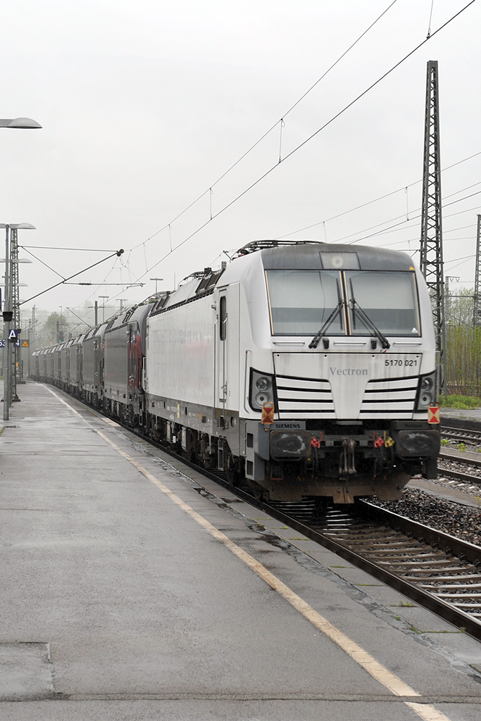 07.05.2017 Plochingen Bahnhof, im Regen und völlig überraschend kam dieser Lokverband aus neun  Vectron's, gezogen von den ersten Beiden - und das weiße Schaf hinten dran ...
Die erste Zuglok war die 193 651
