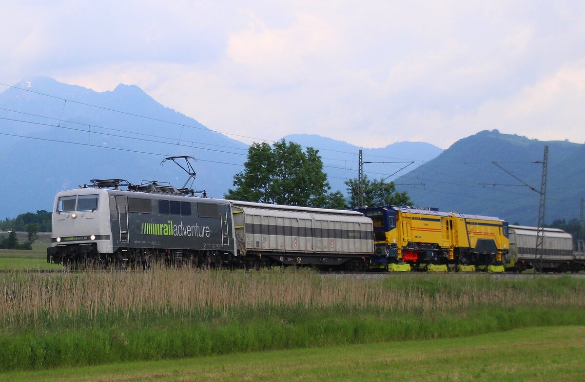 07.06.2021: bei Bernau an der KBS 951 bringt 111 210 diese aufgebockte (weis jemand was das ist?) Schmalspurlok in Richtung Westen
