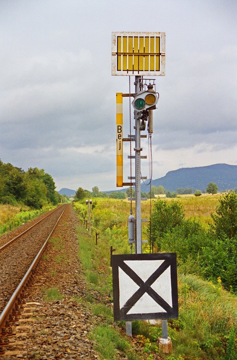 07.08.2002, Ungarn, hier lässt sich manchmal noch die Eisenbahngeschichte der k.u.k. Monarchie nacherleben. Ein Formvorsignal an der am Balatonsüdufer entlang führenden Strecke.