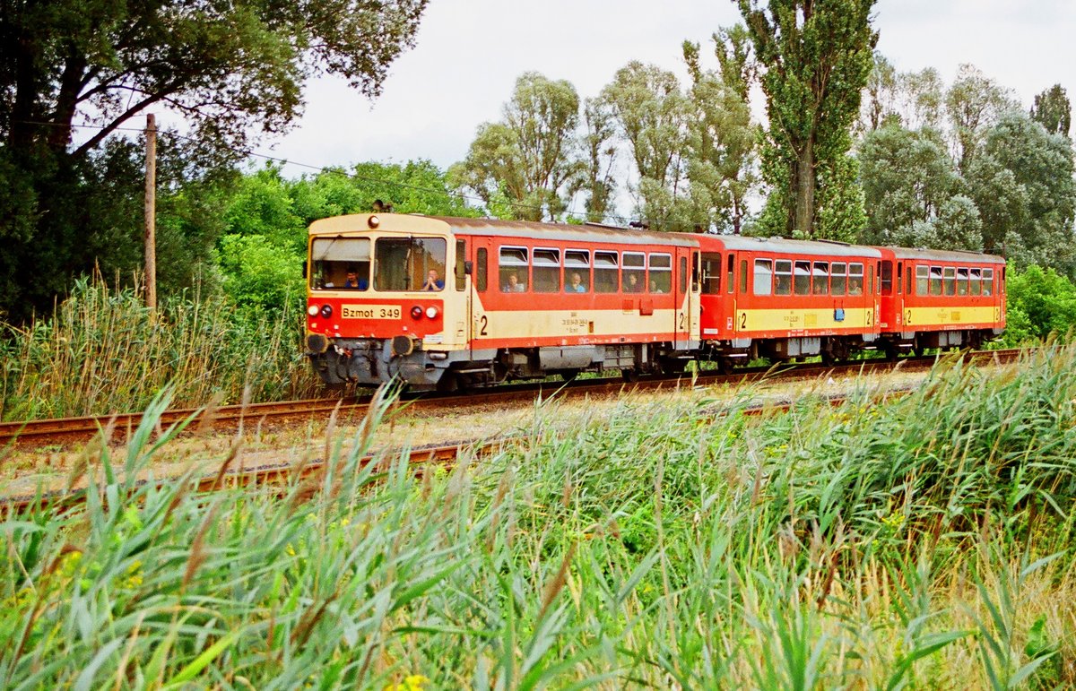 07.08.2002: Ungarn, Triebwagenzug der MAV am Südufer des Balaton