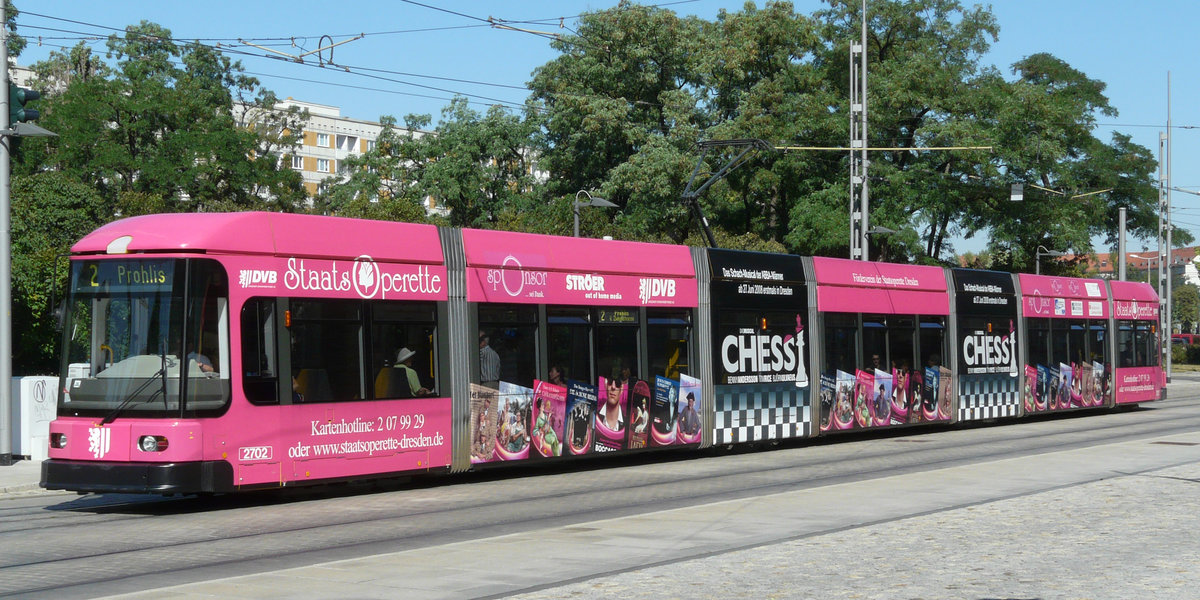 07.08.2008, Dresden, Straßenbahnzug der Linie 2 in der Wallstraße. Bei dieser 7-teiligen Einheit befindet sich in den kurzen Wagenteilen jeweils ein zweiachsiges Fahrgestell. Die längeren Teile sind dazwischen aufgehängt.