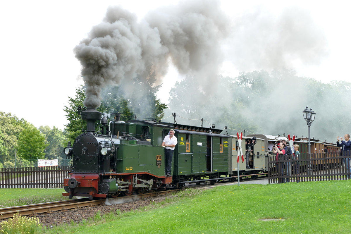 07.08.2016: An diesem Wochenende fand im und um das Zittauer Netz die 10.Historic-Mobil statt. Der Nostalgie-Zug, bespannt mit der IK, kam erstmalig zum Einsatz. Hier fährt er von Kurort Jonsdorf Haltestelle zum Zielbahnhof ab.