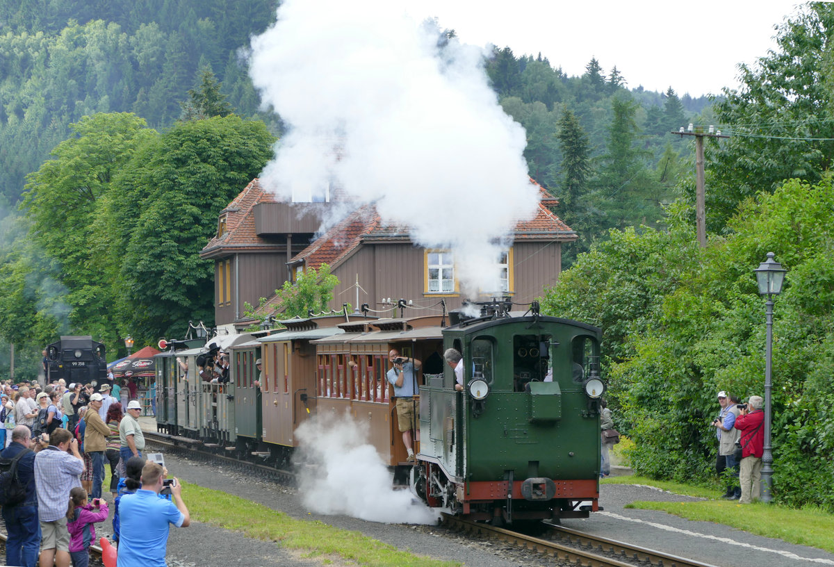 07.08.2016, Zittauer Schmalspurbahn, Bahnhof Jonsdorf, An diesem Wochenende fand um Zittau die 10.Historic-Mobil statt. Der Nostalgie-Zug, bespannt mit der IK, kam erstmalig zum Einsatz und hatte an allen Stationen viel Publikum..