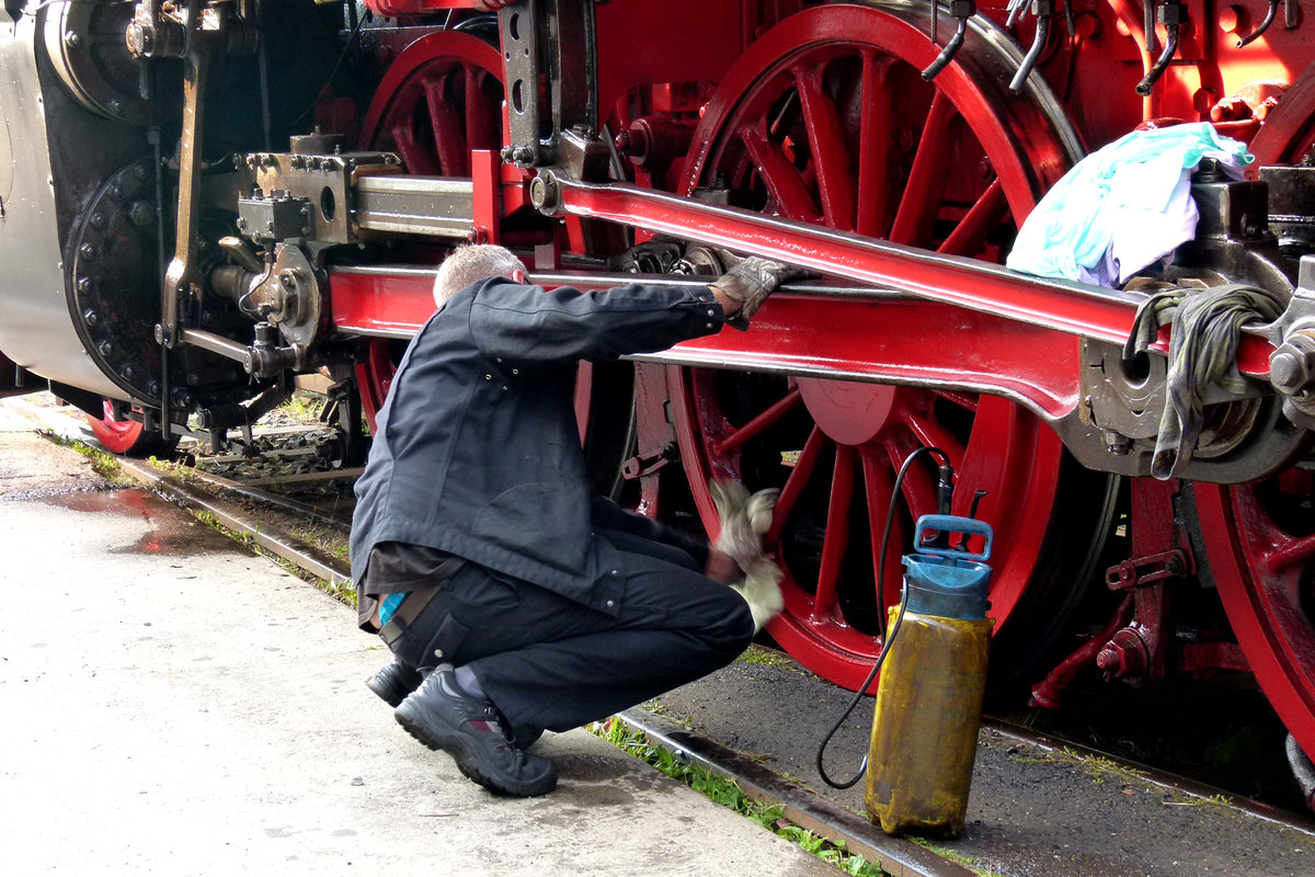 07.09.2013, Die Lokomotive 52 8131-6 des Historischen Lokschuppens Wittenberge war Gast der Meininger Dampfloktage. Erprobt der Kollege hier das  geheime  Putzmittel der Meiniger Werkstatt?