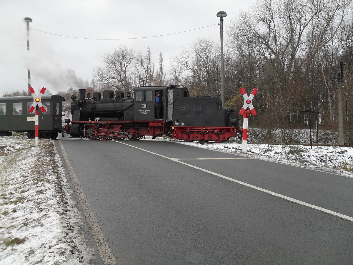 07.12.2013. Einer der Nikolauszüge überfährt hier die Straßenkreuzung (ehemalige B 180) vor Hettstedt. In wenigen Sekunden wird der Zug den Haltepunkt Hettstedt-Eduardschacht erreichen.