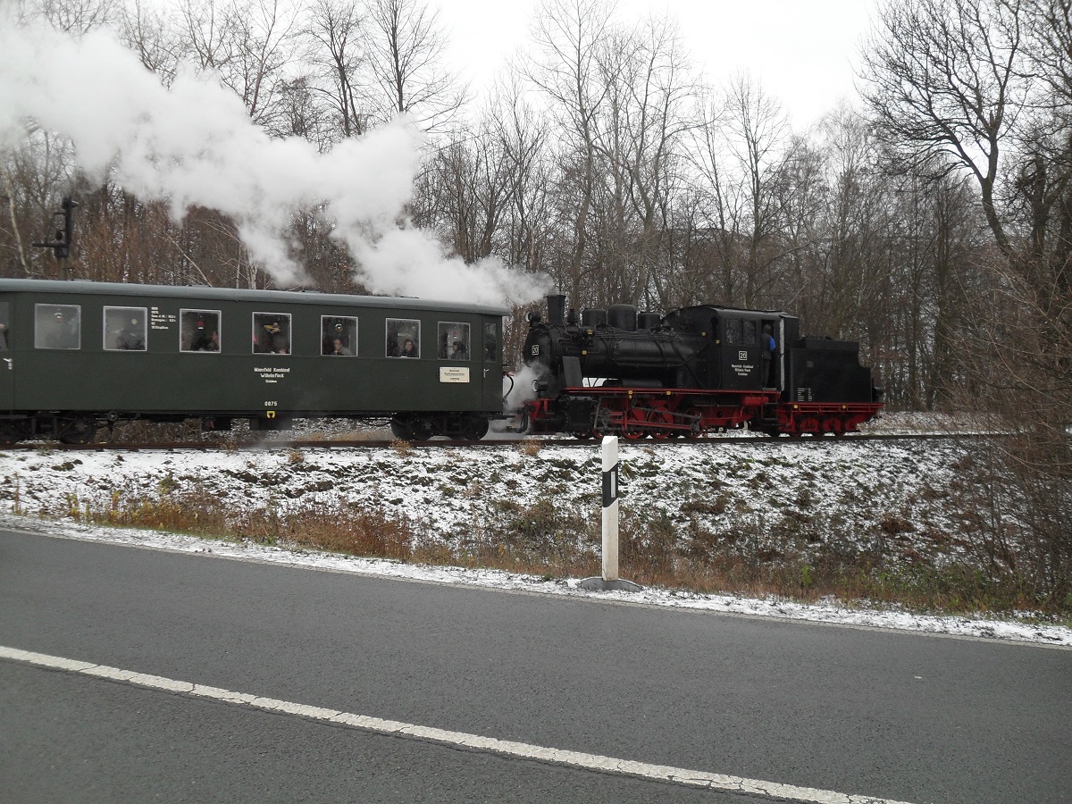07.12.2013. Einer der Nikolauszüge überfuhr hier die Straßenkreuzung (ehemalige B 180) vor Hettstedt. In wenigen Sekunden wird der Zug den Haltepunkt Hettstedt-Eduardschacht erreichen.