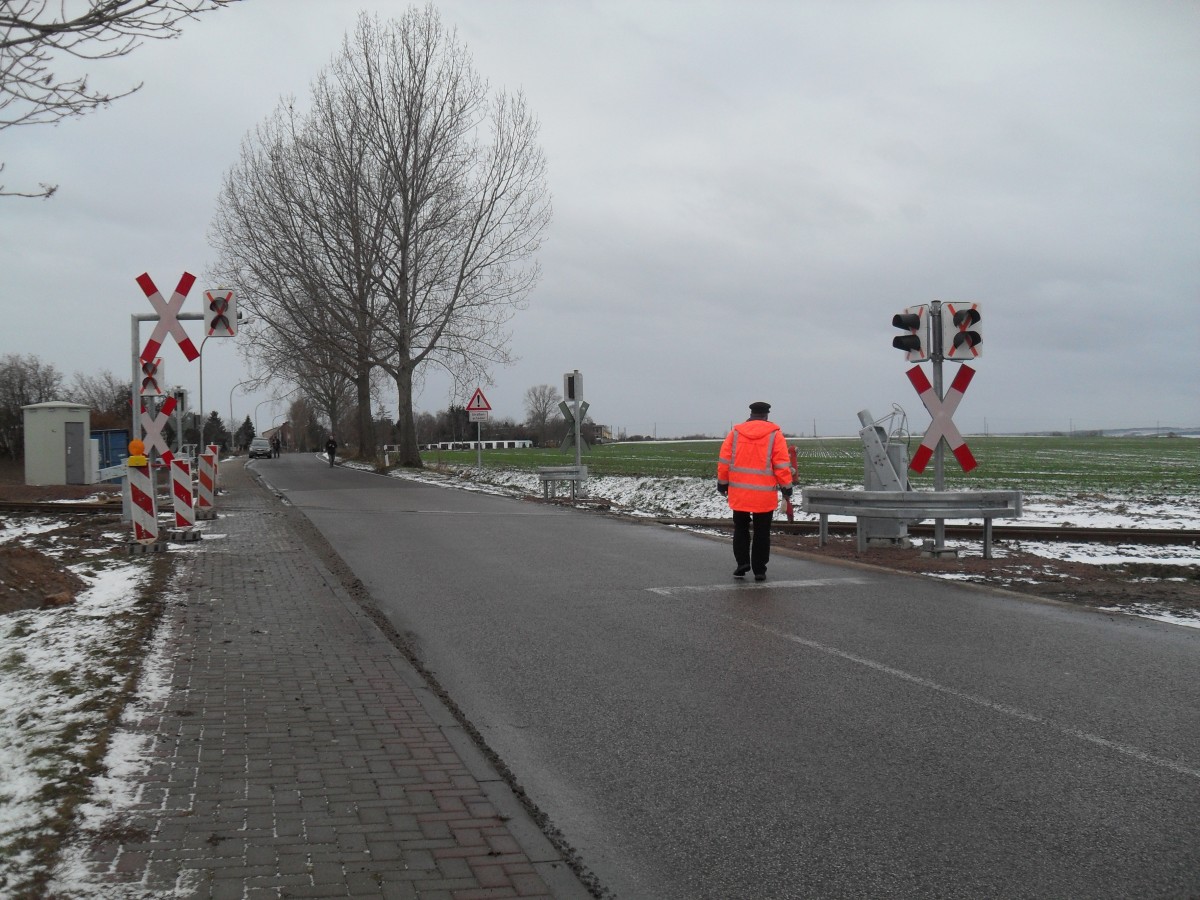 07.12.2013. Zum Nikolausfahrten ergab sich für mich die Möglichkeit zwischendurch neben dem Zug her zufahren und einige Baustellen zu besichtigen. So auch die neue BÜSA zwischen Thondorf und Siersleben. Seit 16.12.2013 ist diese fertig gestellt abgenommen und in Betrieb.