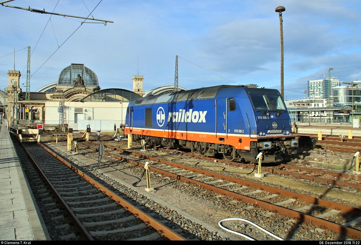 076 109-2 der Raildox GmbH & Co. KG ist im östlichen Gleisvorfeld von Dresden Hbf abgestellt.
[8.12.2018 | 11:22 Uhr]