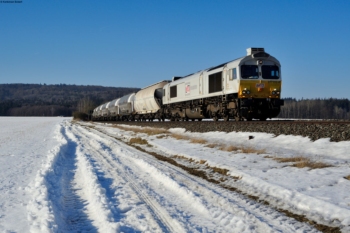 077 012-8 der MEG mit dem Zementzug aus Rüdersdorf nach Regensburg Hafen bei Oberteich, 13.02.2017