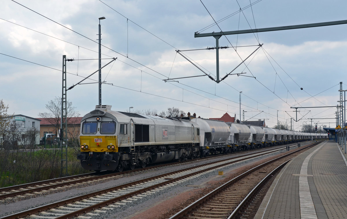 077 012 der MEG musste am 09.04.16 in Delitzsch die Überholung eines ICE Richtung Berlin abwarten, bevor auch sie ihre Fahrt mit dem Leerzementzug nach Rüdersdorf fortsetzen konnte.