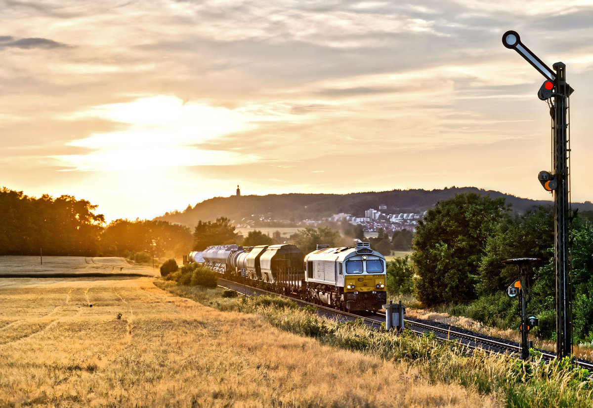 077 014-4 fährt am Abend in Hiltersdorf mit einem gemischten Güterzug vorüber.Bild 19.6.2019