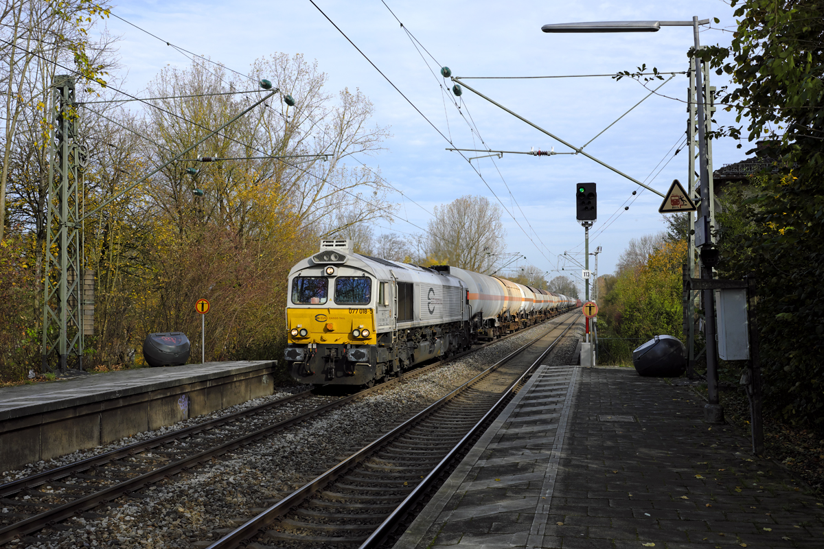 077 018-5 bespannte am wahrscheinlich letzten angenehm warmen Tag des Jahres in Oberbayern den samstags verkehrenden Gaskesselzug samt Gips-Wagen von Burghausen nach München Nord Rbf. (Poing am 04.11.17)