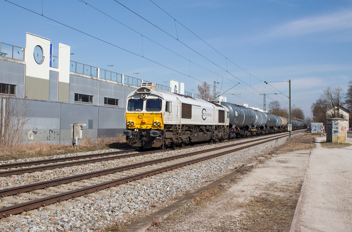 077 025-0, welche eigentlich von Nürnberg Rbf aus eingesetzt wird, war am 13.03.17 im Mühldorfer Güterzugumlauf aktiv und wurde mit einem Kesselzug nach München in Poing fotografiert.