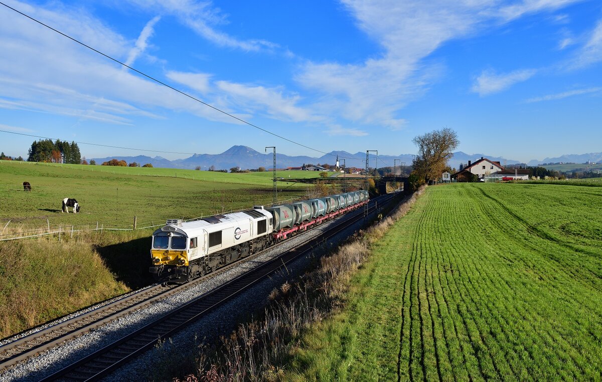 077 027 mit einem Müllzug am 28.10.2021 bei Hörafing. 