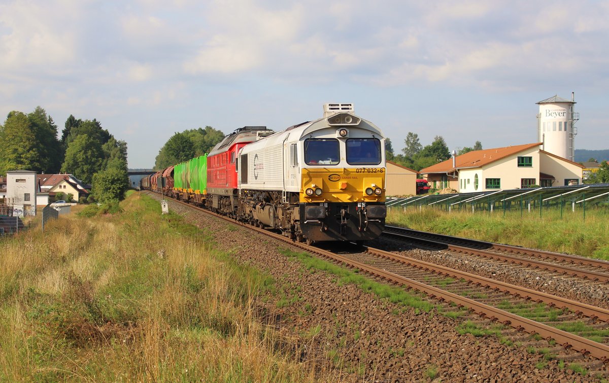 077 032-6 und 233 112 (EK 56009) nach Schwandorf wurde am 17.08.17 über Marktredwitz umgeleitet. Hier ist der Zug in Waldershof zu sehen.