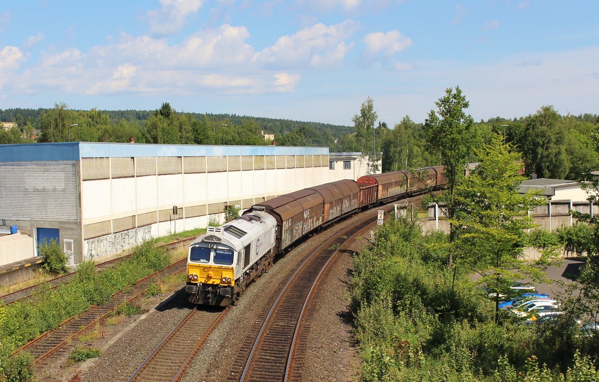 077 032-6 (EK 56009) nach Schwandorf wurde am 15.08.17 über Marktredwitz umgeleitet. Hier ist der Zug bei der Ausfahrt Marktredwitz zu sehen.