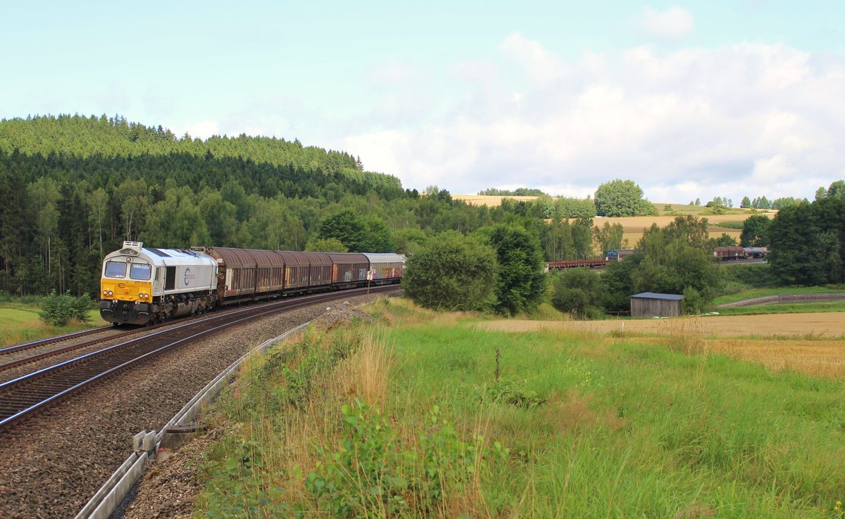077 032-6 (EK 56009) nach Schwandorf wurde am 16.08.17 über Marktredwitz umgeleitet. Hier ist der Zug bei Lengenfeld/Groschlattengrün zu sehen.