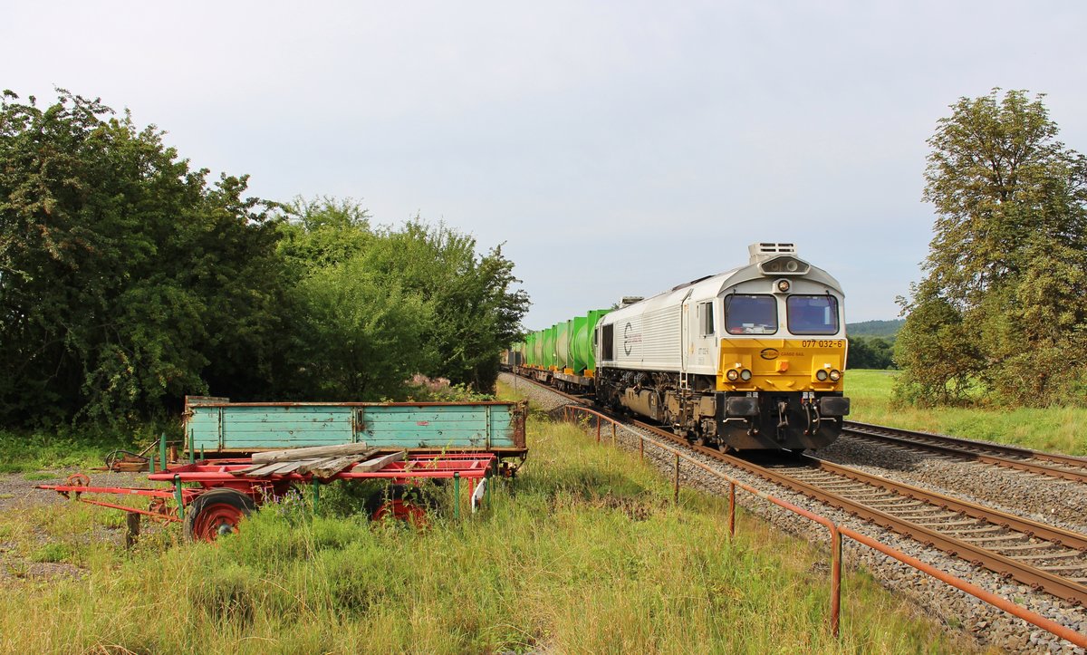 077 032-6 (EK 56009) nach Schwandorf wurde am 18.08.17 über Marktredwitz umgeleitet. Hier ist der Zug in Waldershof zu sehen.